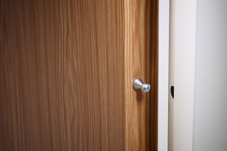 Zijaanzicht van de verborgen verbinding in het stalen deurblad